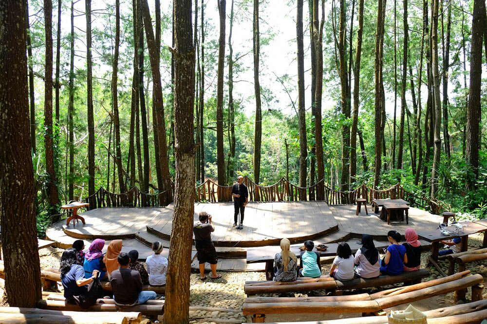 Kelas di Alam Terbuka: Hutan, Sawah, dan Pantai sebagai Laboratorium Belajar