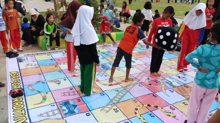 Belajar Sejarah Lewat Permainan Papan Raksasa Interaktif