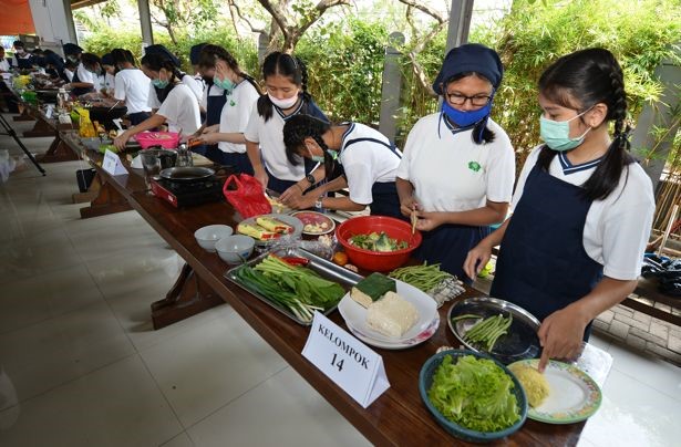 Sekolah Pangan Lokal: Murid Belajar Masakan Tradisional